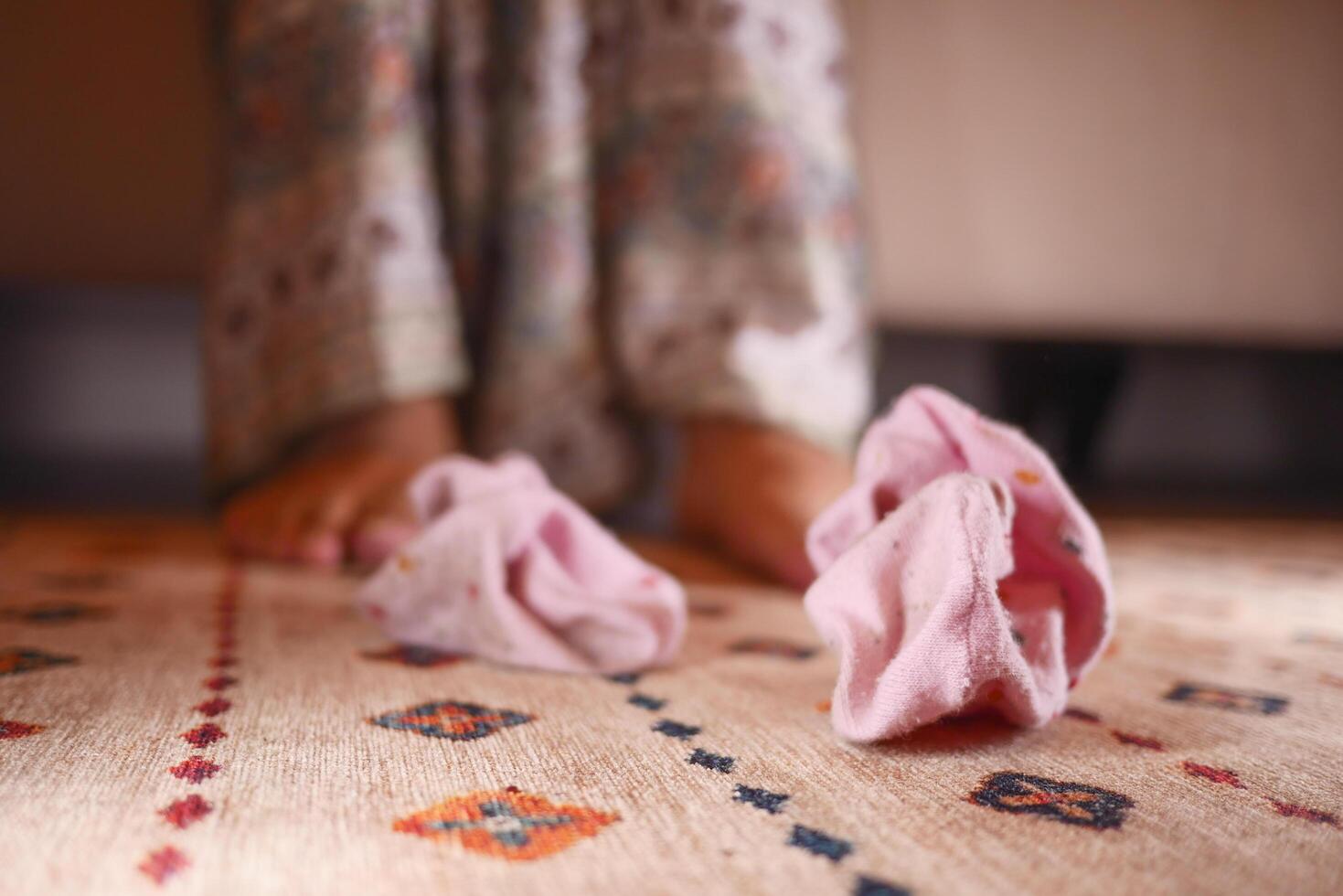 sale chaussette sur une tapis photo