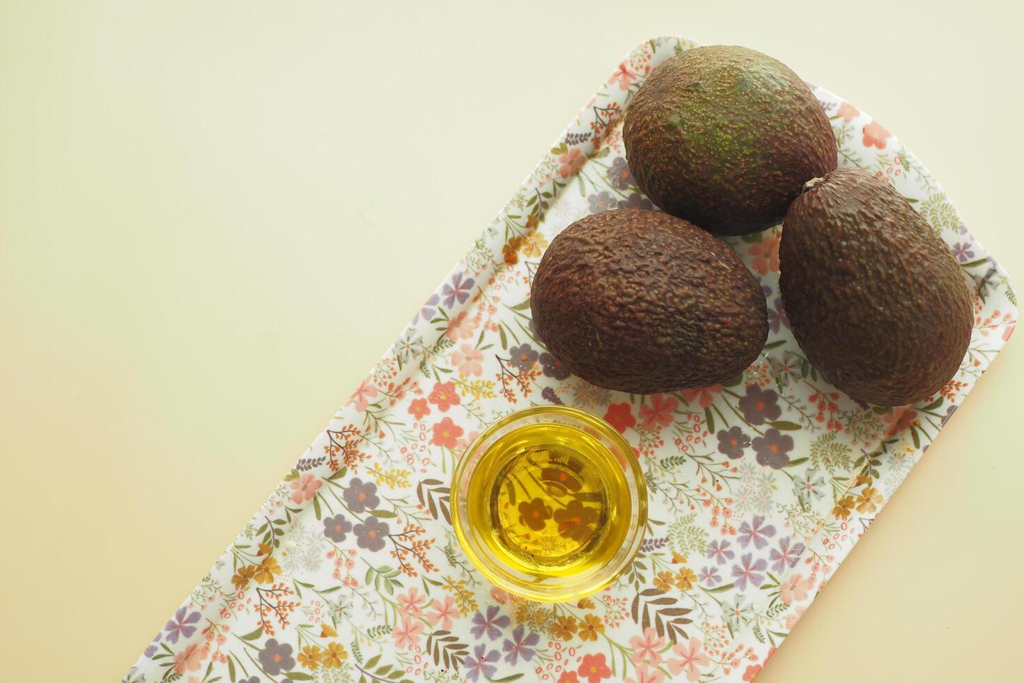 huile et tranche d'avocat sur table en bois photo