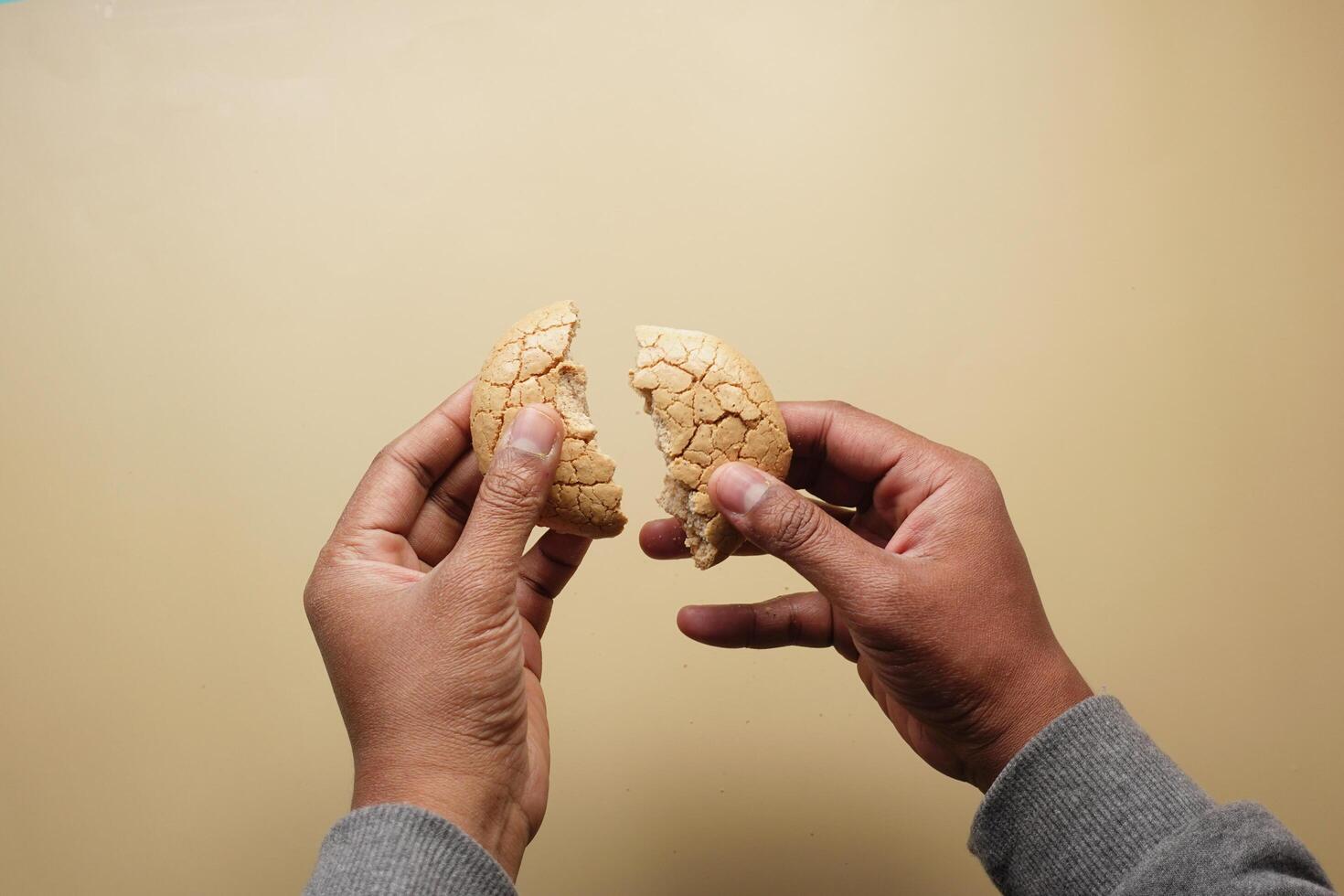 Haut vue de main rupture sucré biscuits photo