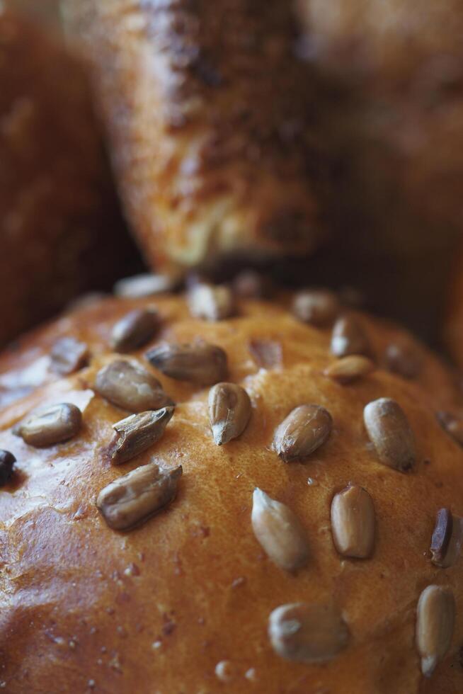 Detail shot de pain cuit aux graines de tournesol sur la table photo