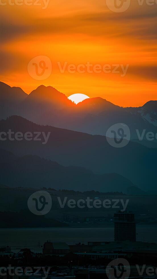 ai généré Soleil ensembles derrière majestueux montagnes, moulage une d'or teinte verticale mobile fond d'écran photo