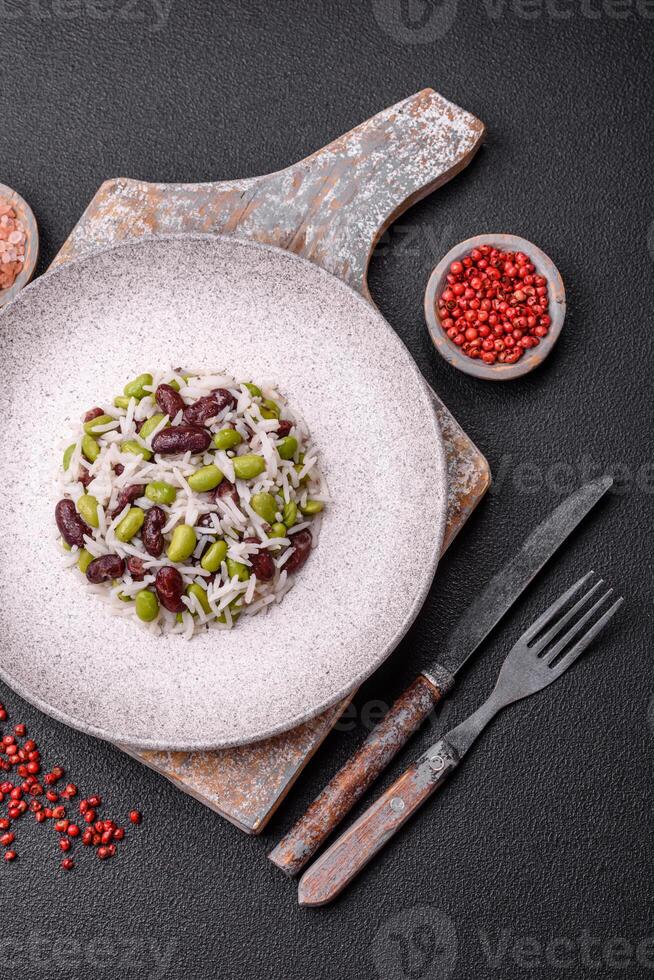 délicieux blanc cuit riz avec vert Edamame des haricots avec sel et épices photo