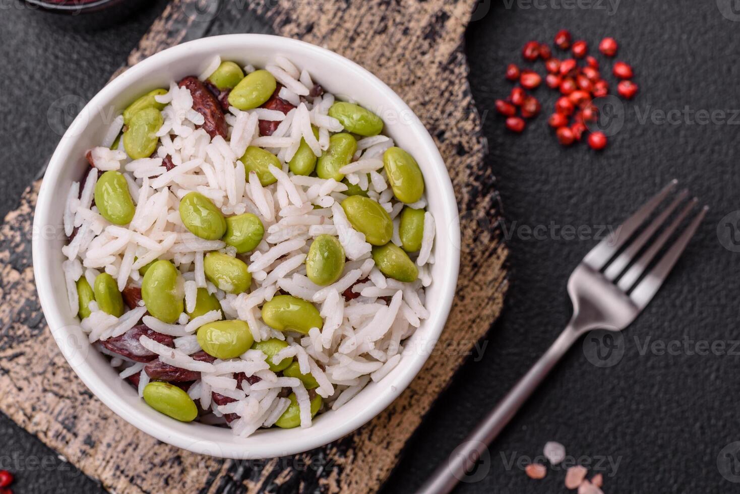 délicieux blanc cuit riz avec vert Edamame des haricots avec sel et épices photo