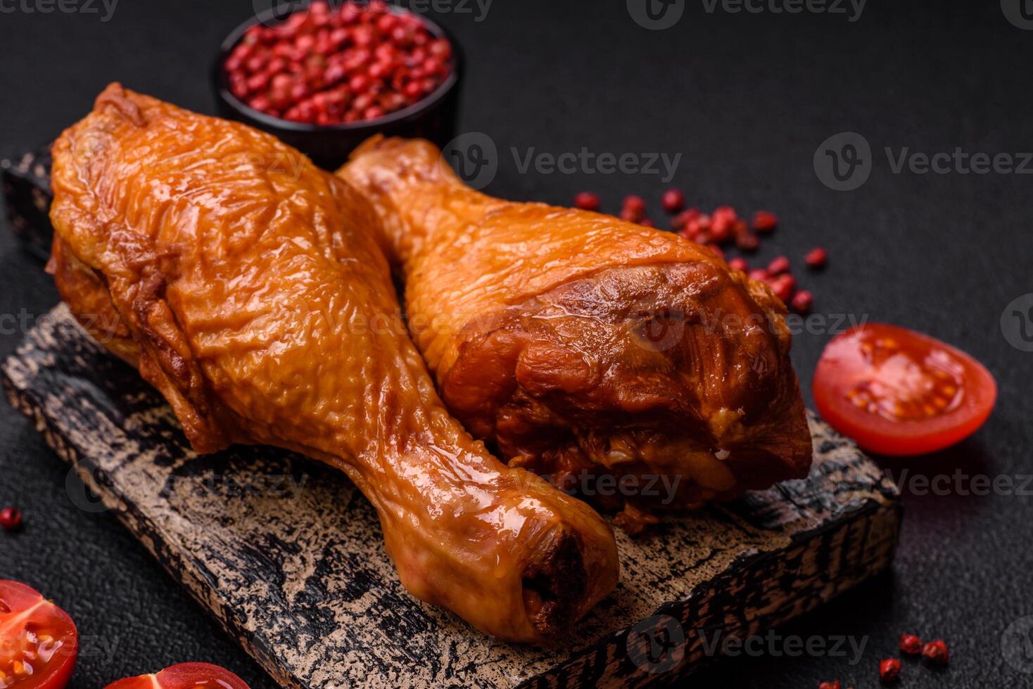 délicieux poulet jambes cuit sur le gril avec sel, épices et herbes photo