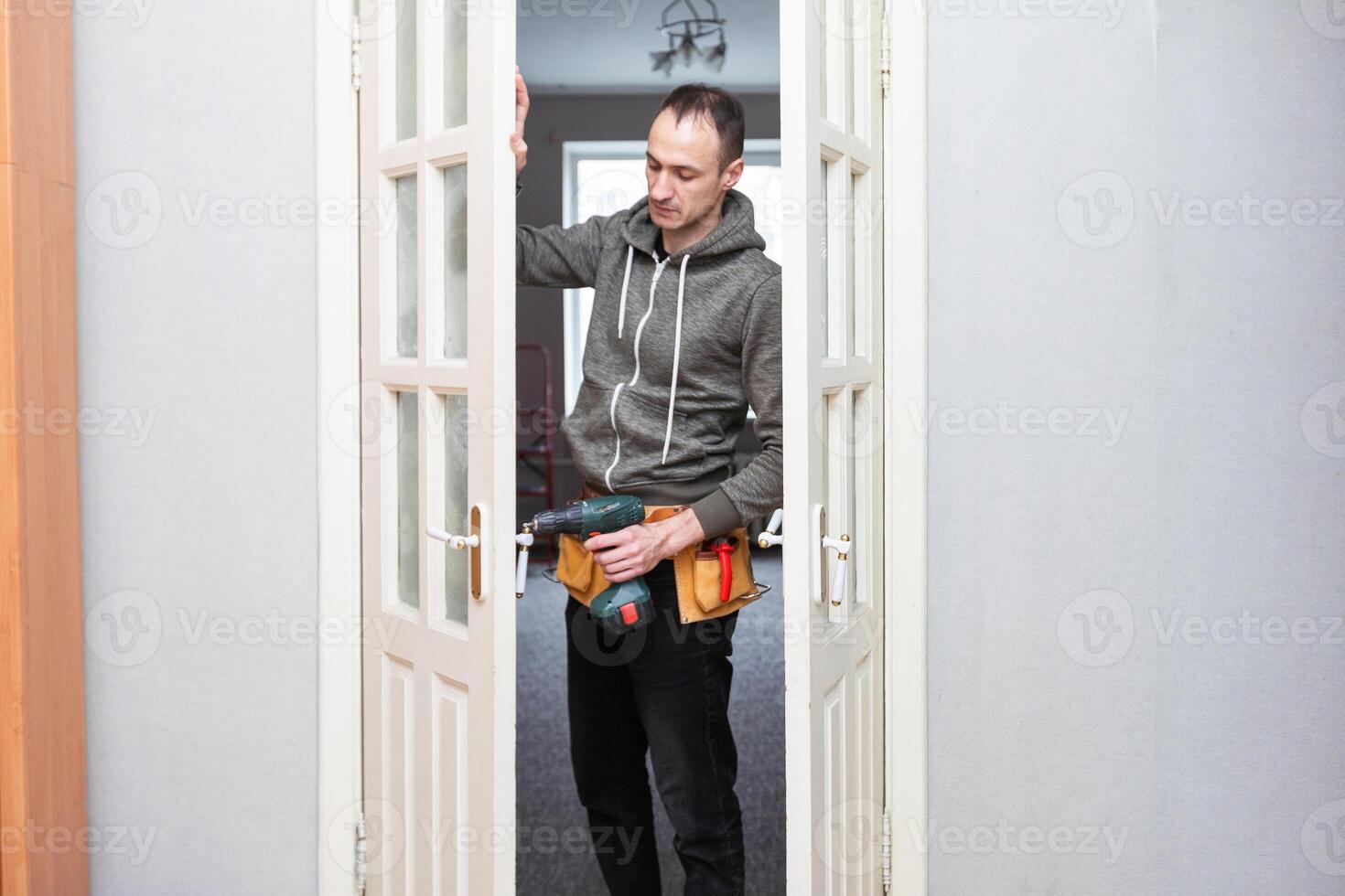 serrurier, homme et entretien, bricoleur avec Accueil rénovation et fixation, changement porte serrures avec Puissance outils. construction, bâtiment industrie et Commerce avec Manuel travail, vocation et employé photo