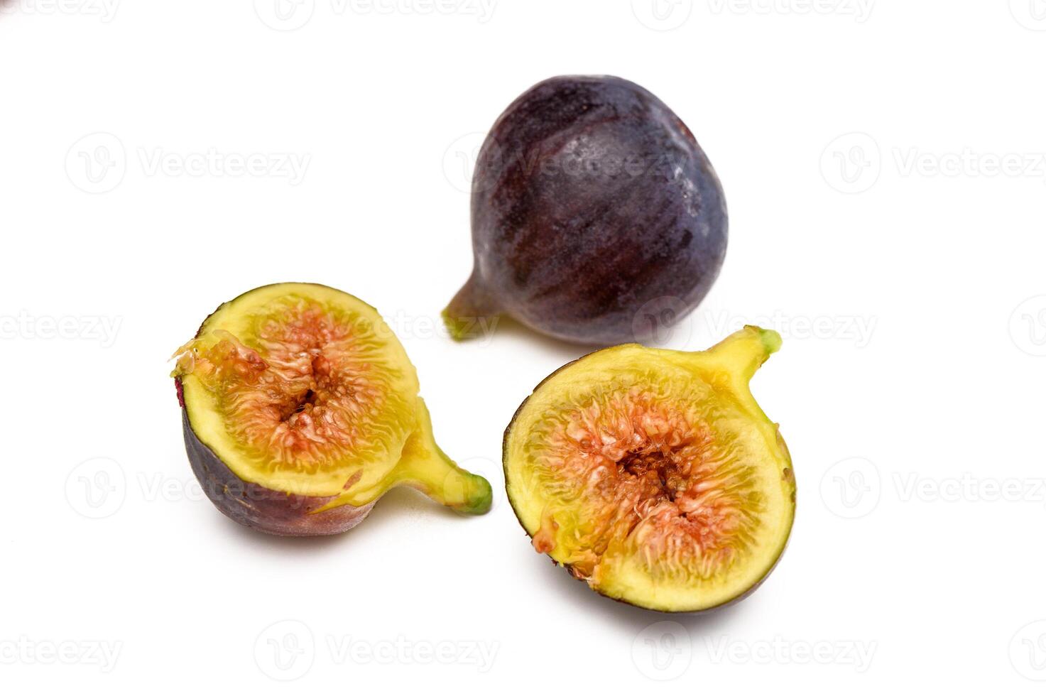 Frais figues. fruit avec moitié et trimestre isolé sur blanc Contexte. avec coupure chemin. 2 photo