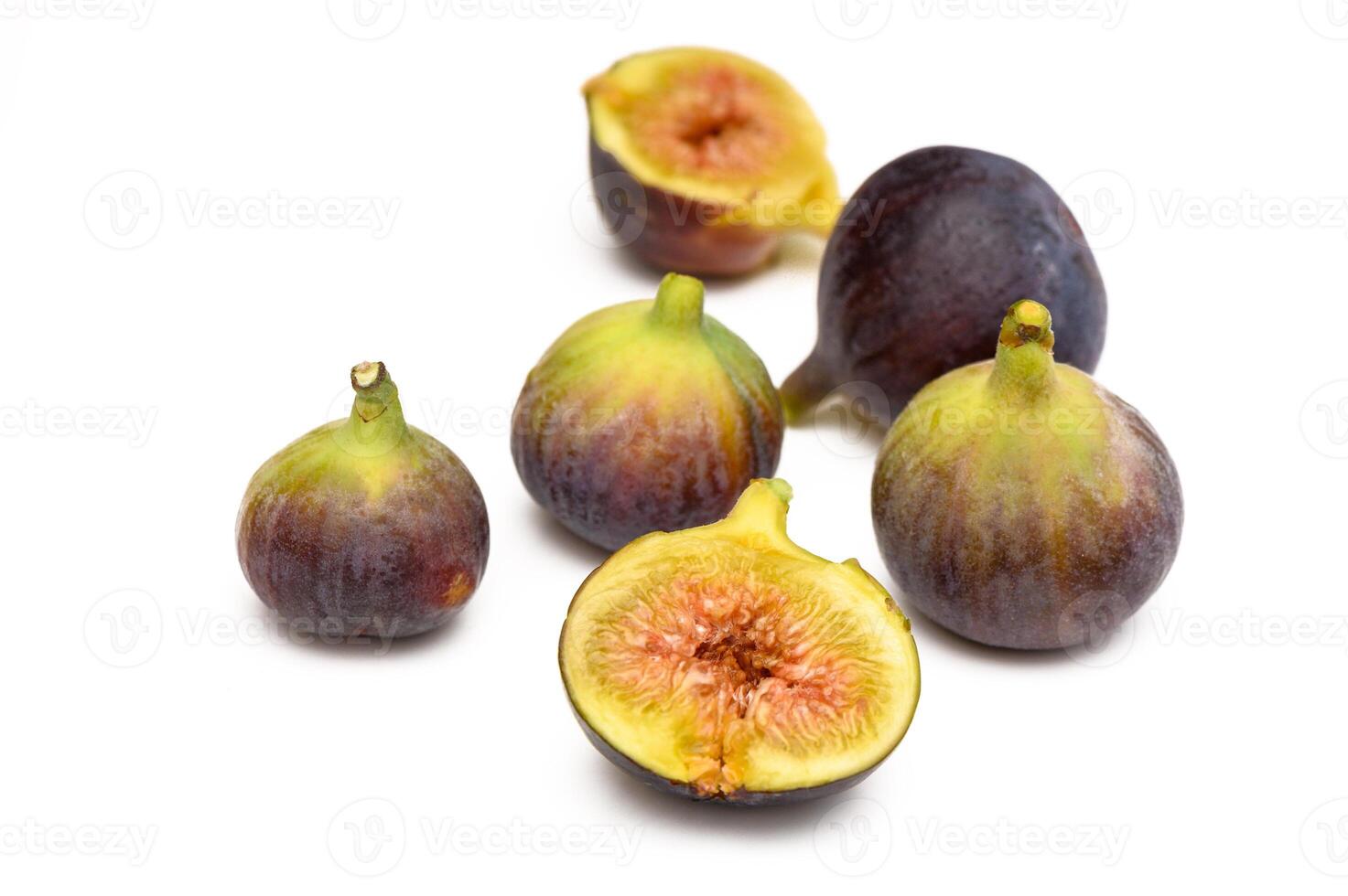 Frais figues. fruit avec moitié et trimestre isolé sur blanc Contexte. avec coupure chemin. 6 photo