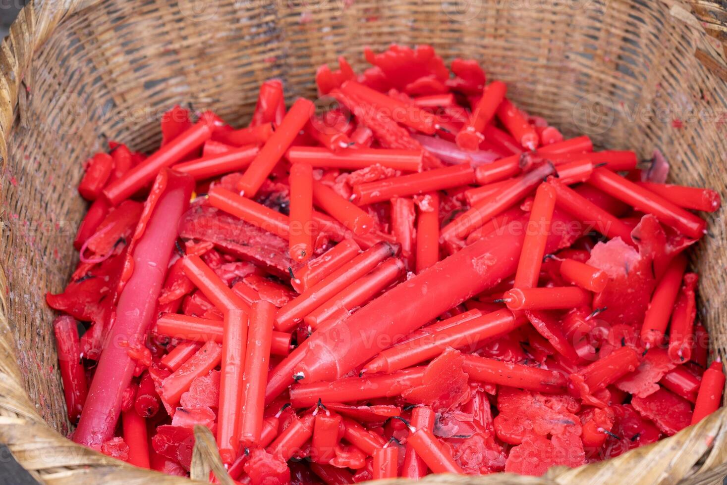 proche en haut vue de rouge bougie étaient mettre dans poubelle après éclairage pour culte dans temple photo