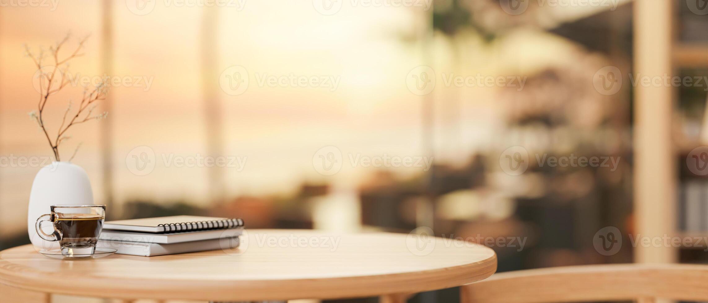 une espace pour afficher des produits sur une rond en bois table avec une flou Contexte de une le coucher du soleil voir. photo