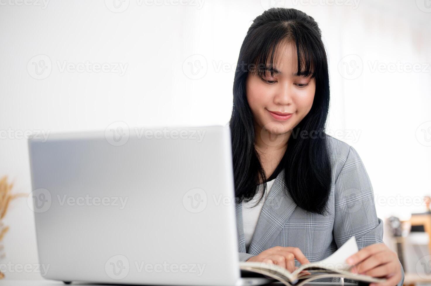 une magnifique Jeune asiatique femme d'affaires ou secrétaire travail à sa bureau dans une moderne brillant bureau. photo