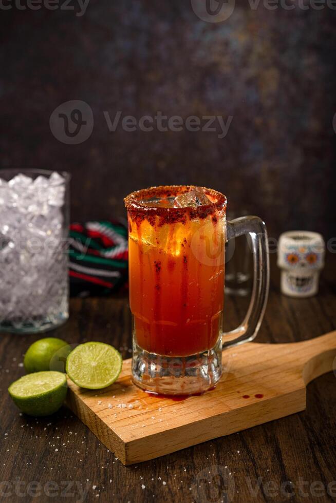 Michelada, typique mexicain cocktail sur une en bois tableau. cocktail basé sur bière. photo