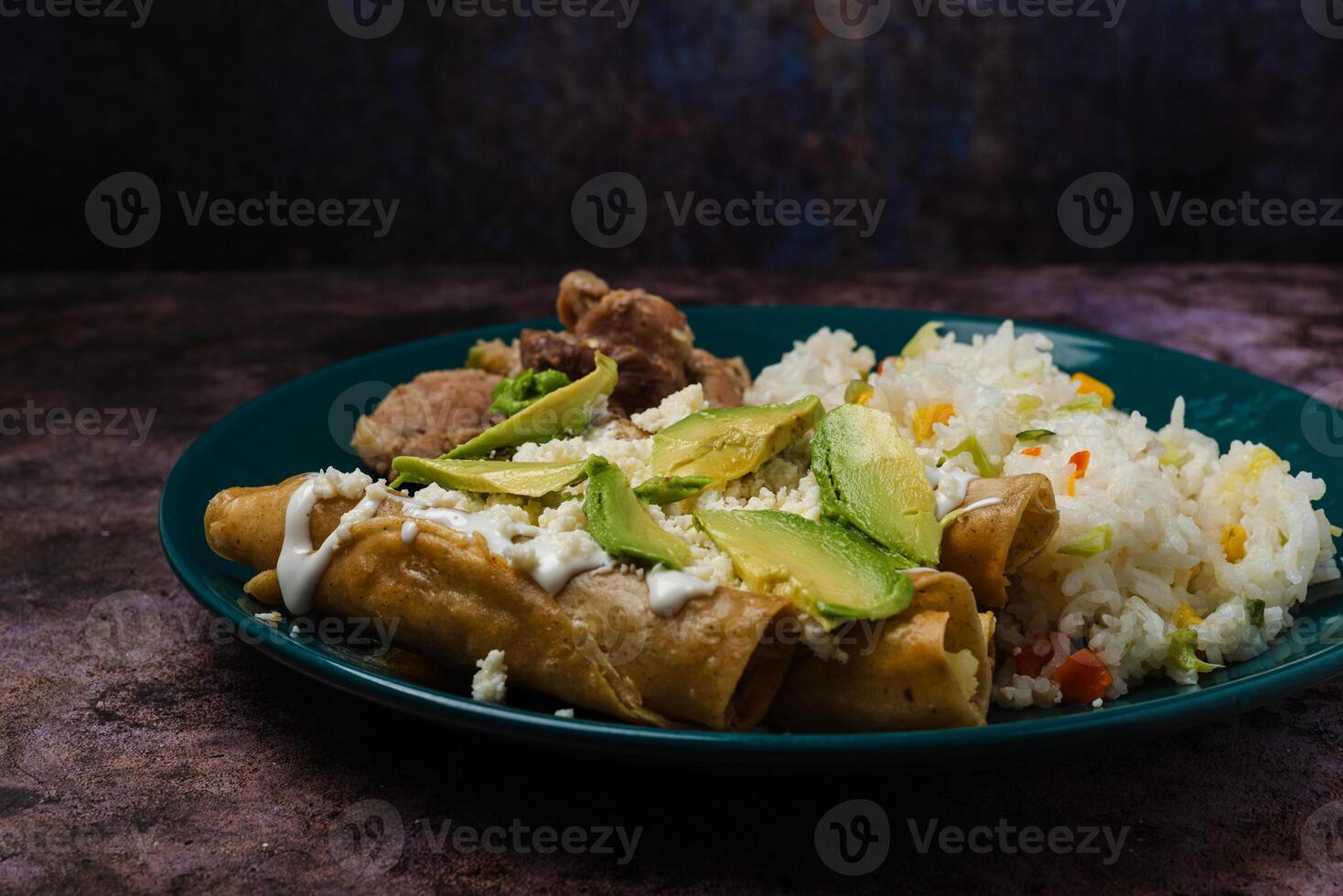 mixte nourriture sur une assiette dans le premier plan. riz, tacos, biftecks. photo