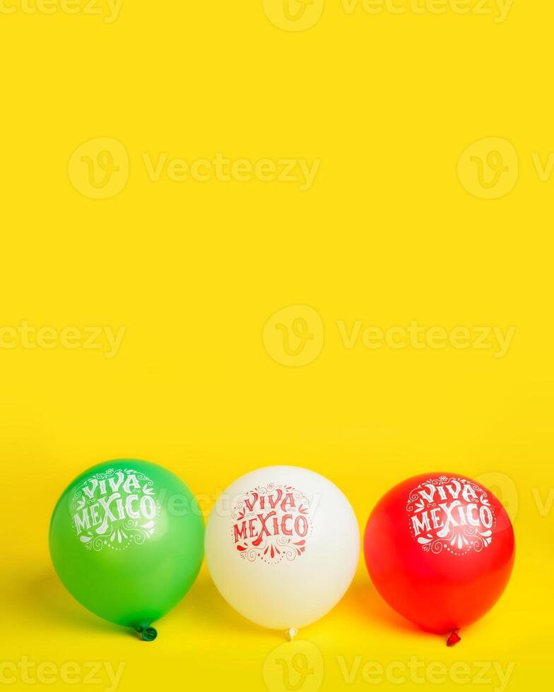 des ballons avec mexicain drapeau couleurs et texte viva Mexique sur Jaune Contexte. cinco de mayo de fête Contexte. photo