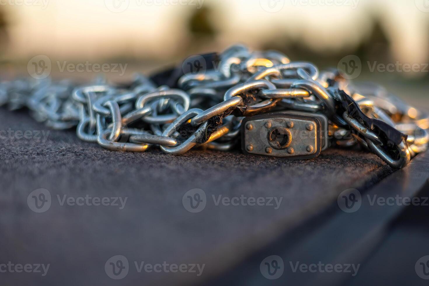 une pile de Chaînes et une cadenas utilisé à sécurise une tambour majeures supporter photo