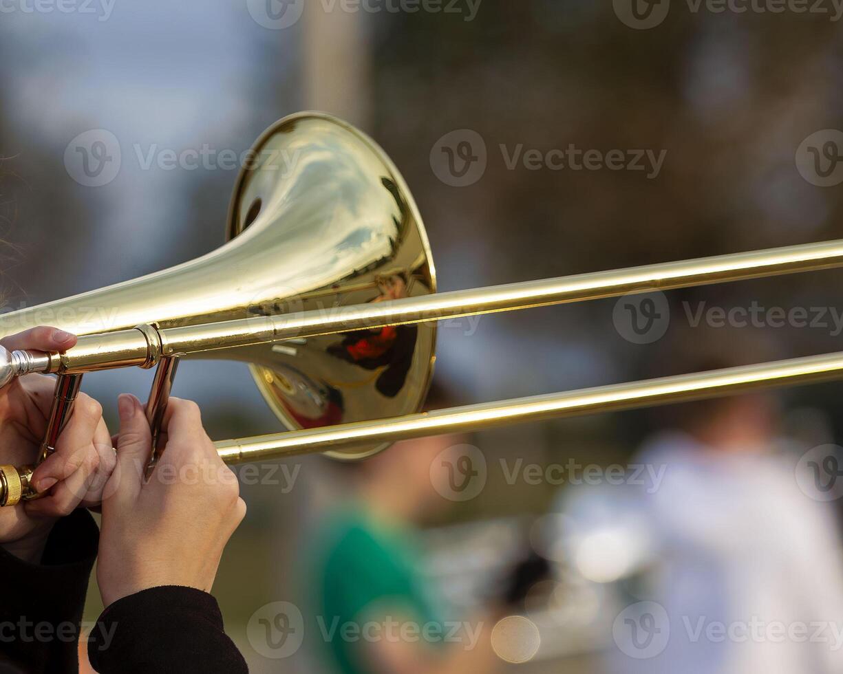mains de une musicien en jouant une trombone à répétition photo