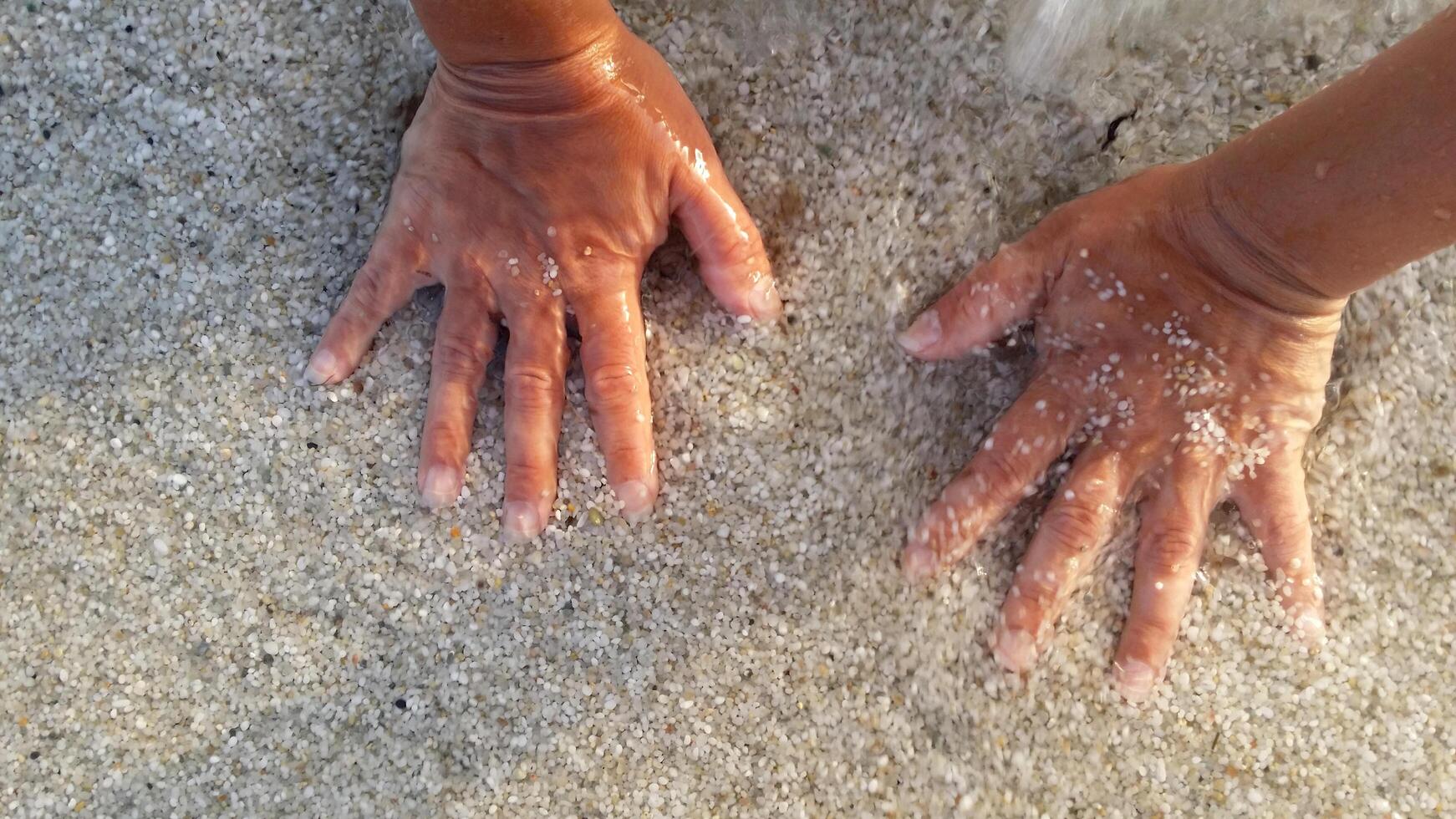 Photos de mon mains dans le mer l'eau