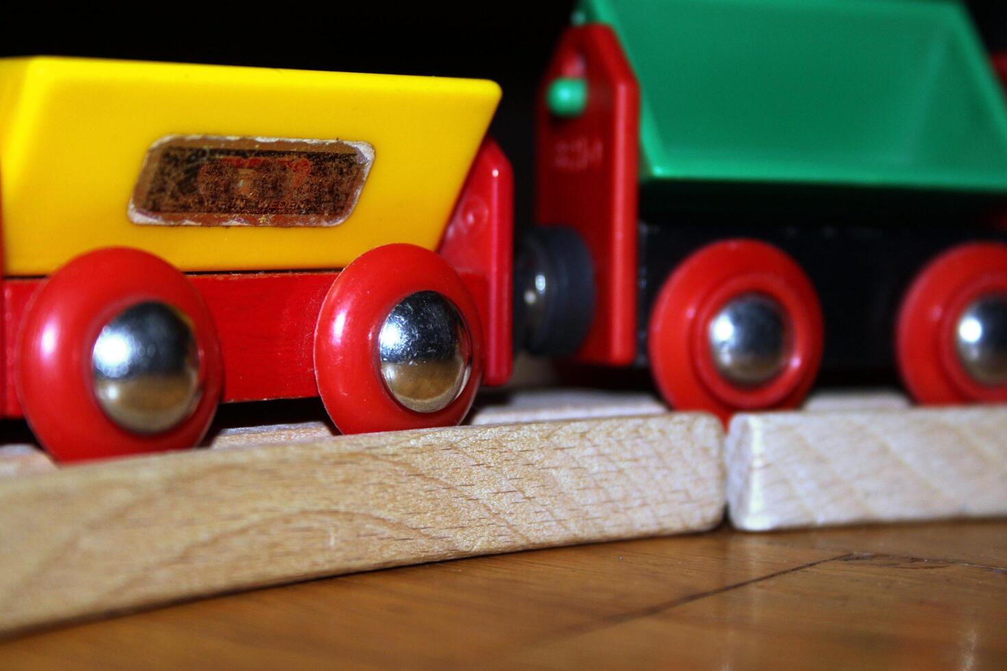une coloré en bois jouet train photo