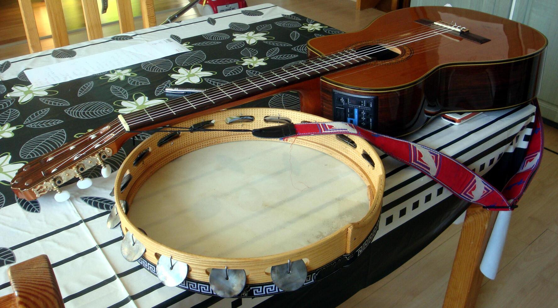 classique guitare et Tammorra sur le table photo