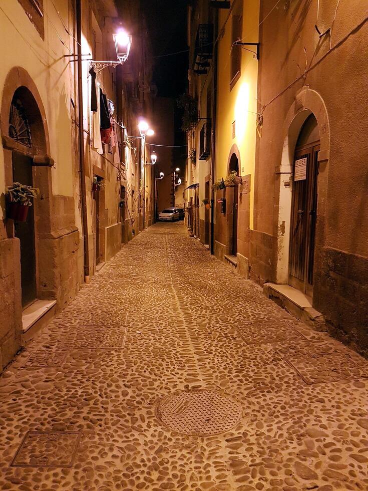 bosa, Sardaigne, Italie, L'Europe  - août 12, 2019 un ruelle dans le historique centre photo