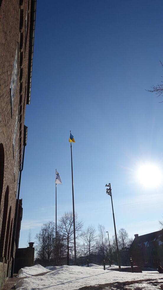 Östersund, Suède, Mars 13, 2022 le impressionnant historique ville salle bâtiment affichage le ukrainien drapeau. photo