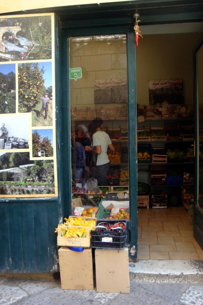 Sant'agata de goti, Italie, L'Europe  - juillet 21, 2019. entrée à une petit magasin dans le centre photo