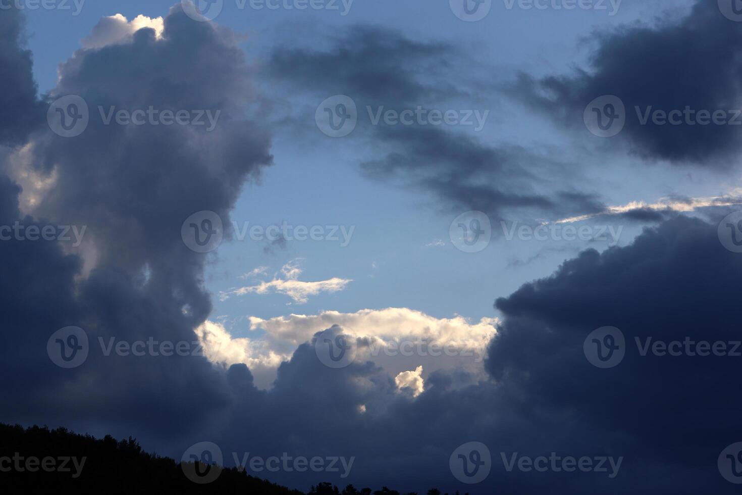 pluie des nuages dans le ciel plus de le méditerranéen mer. photo