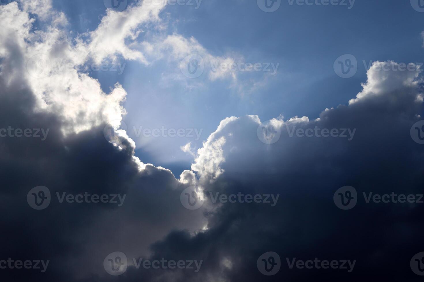 pluie des nuages dans le ciel plus de le méditerranéen mer. photo