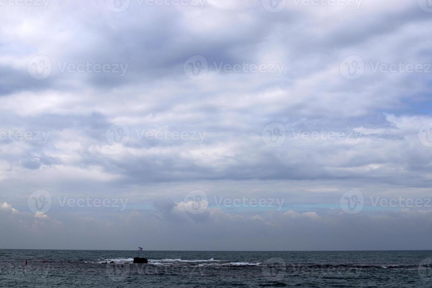 pluie des nuages dans le ciel plus de le méditerranéen mer. photo