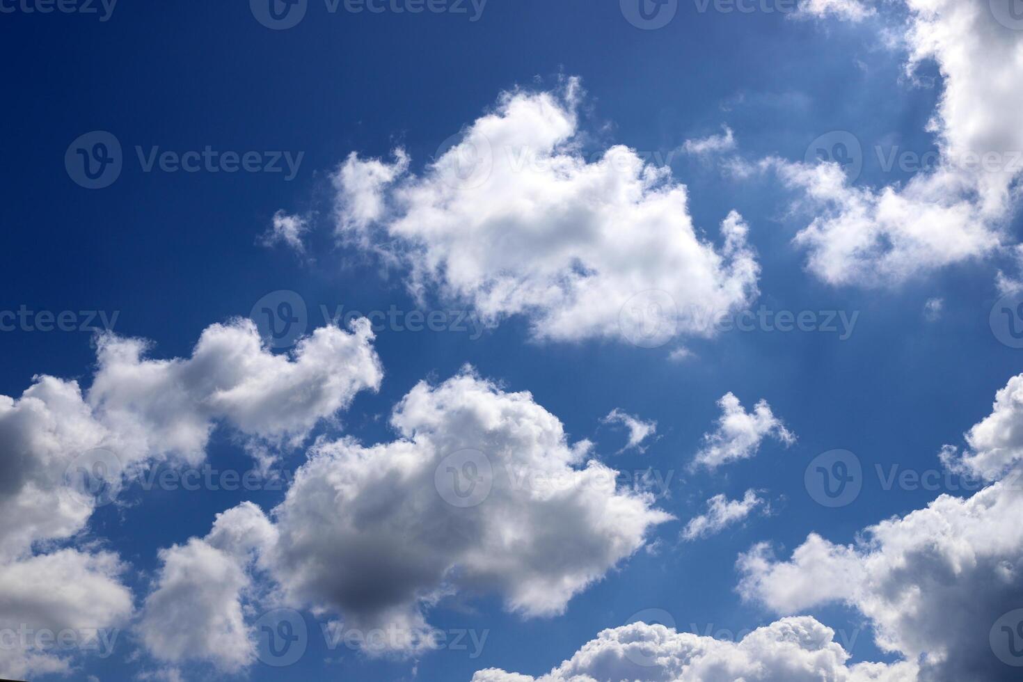 pluie des nuages dans le ciel plus de le méditerranéen mer. photo