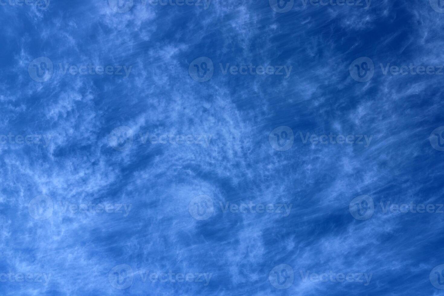 pluie des nuages dans le ciel plus de le méditerranéen mer. photo