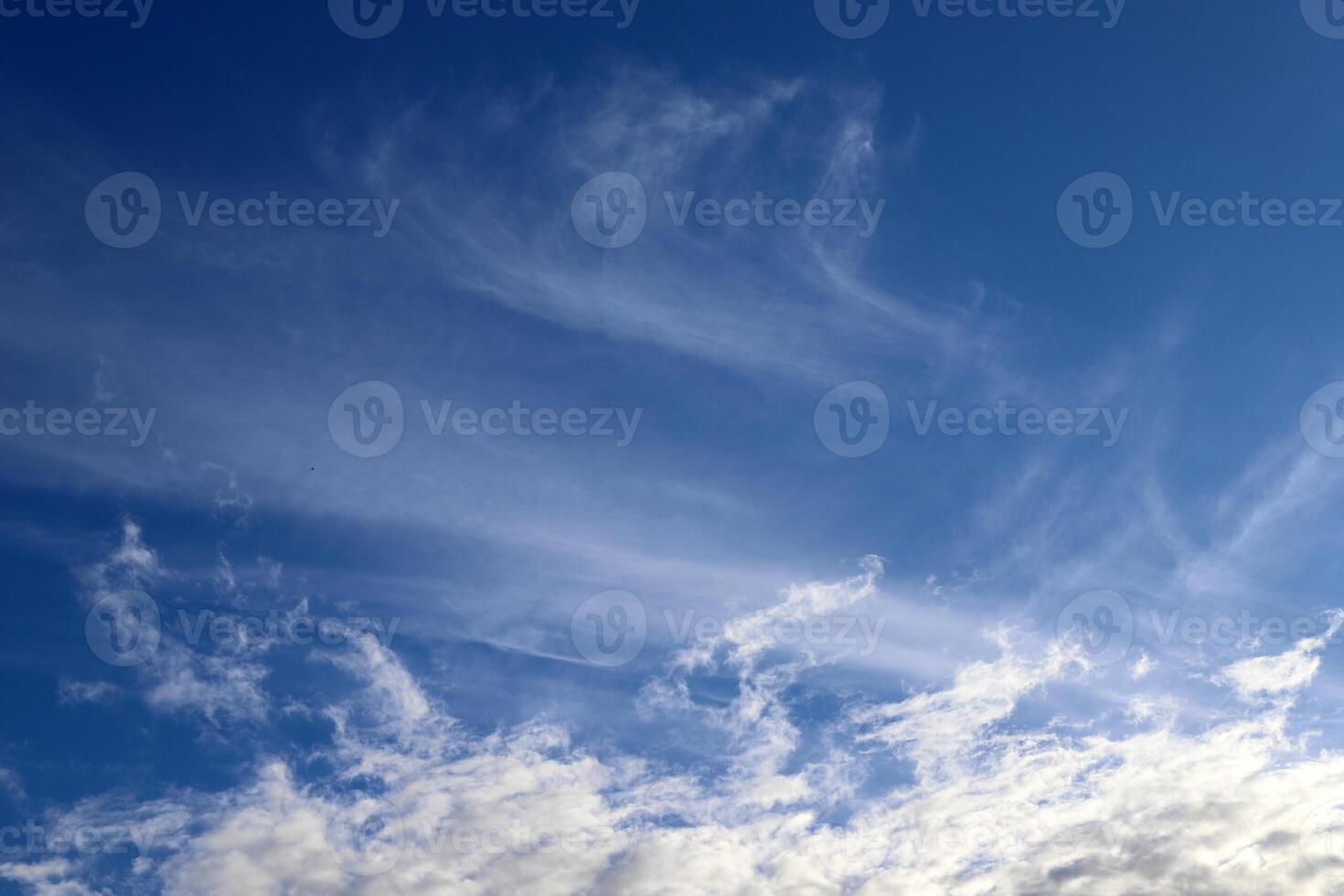 pluie des nuages dans le ciel plus de le méditerranéen mer. photo