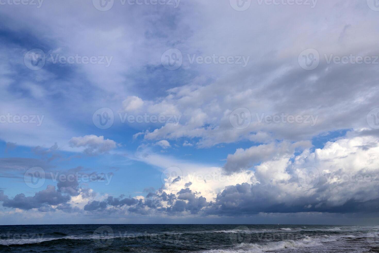 pluie des nuages dans le ciel plus de le méditerranéen mer. photo