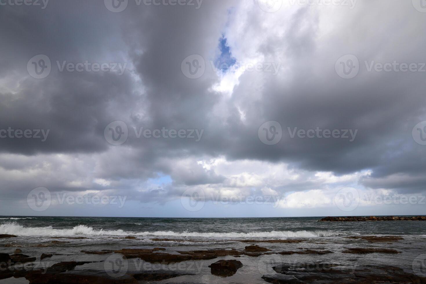 pluie des nuages dans le ciel plus de le méditerranéen mer. photo