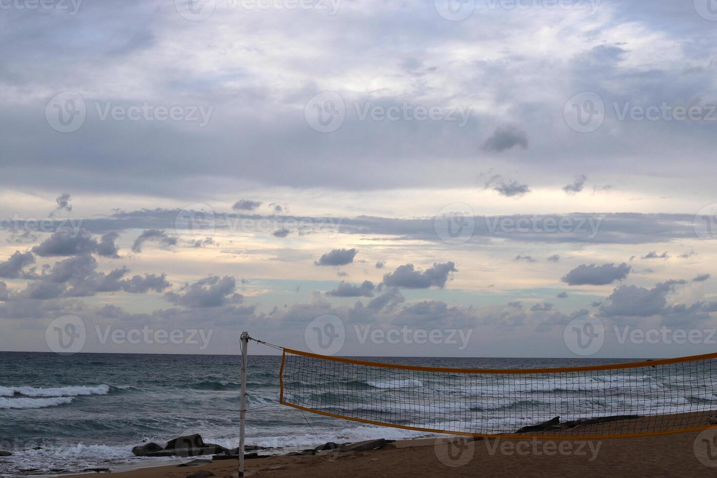 pluie des nuages dans le ciel plus de le méditerranéen mer. photo