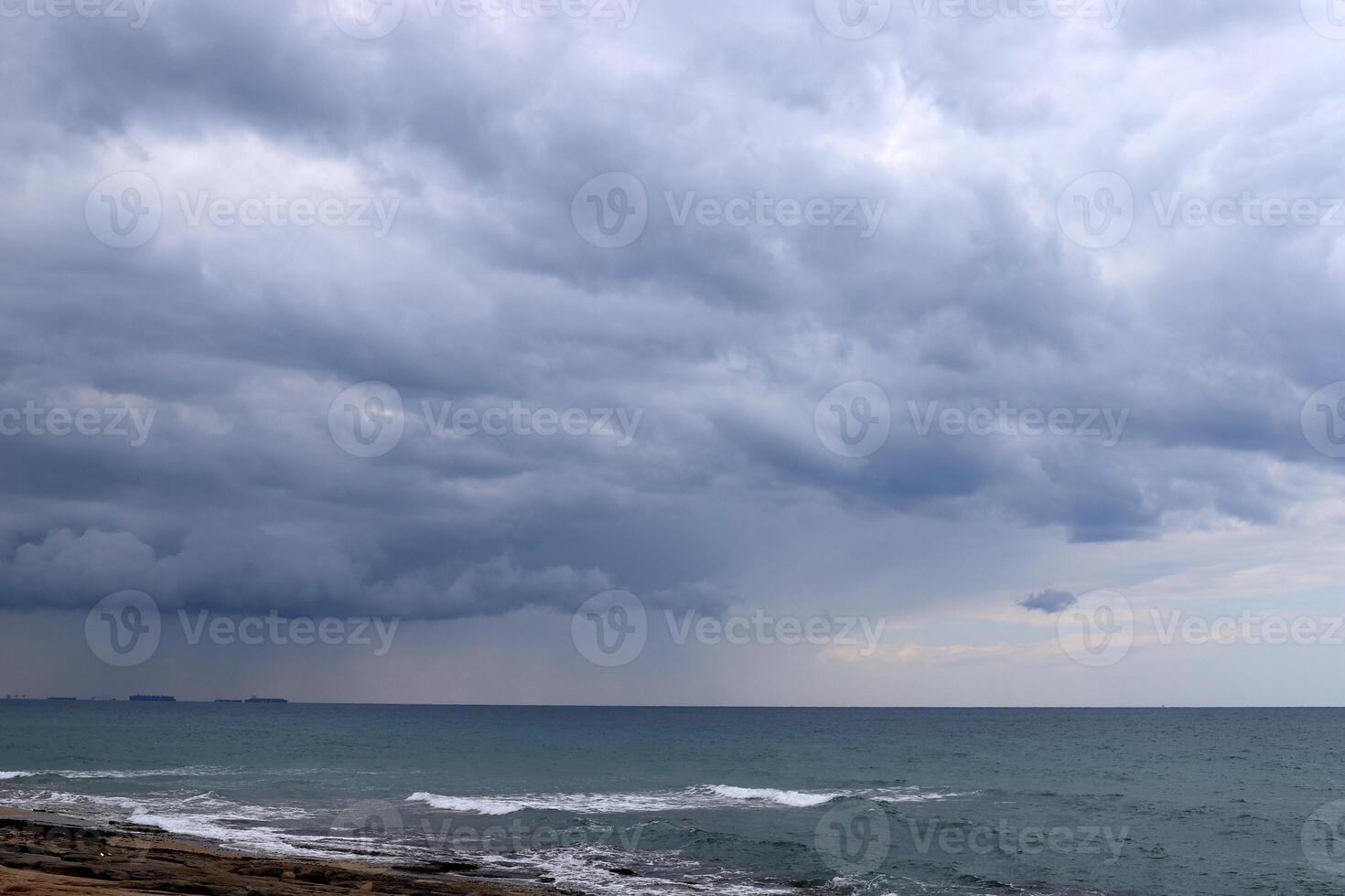 pluie des nuages dans le ciel plus de le méditerranéen mer. photo