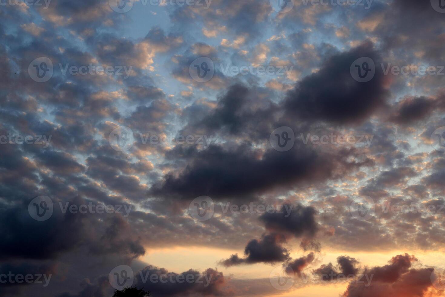 pluie des nuages dans le ciel plus de le méditerranéen mer. photo