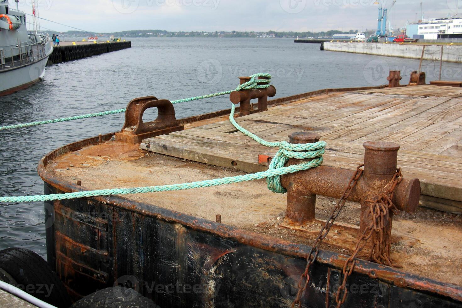 une jetée sur le rive pour amarrage bateaux et yachts. photo