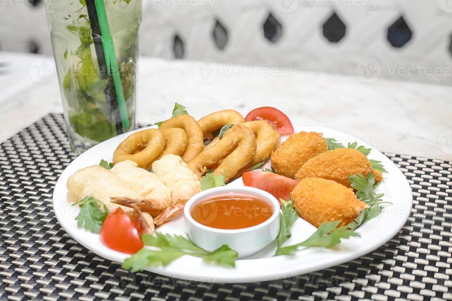 frit nourriture plat avec sarriette sauce photo