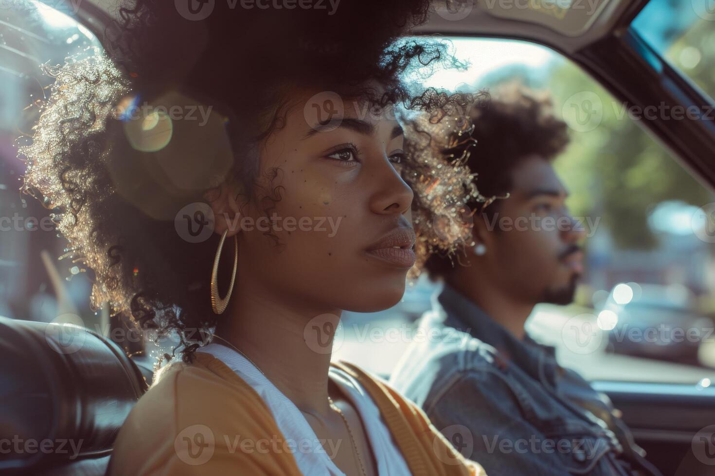 une noir fille et une noir homme sont séance dans une auto. cinématique Cadre. été jour photo