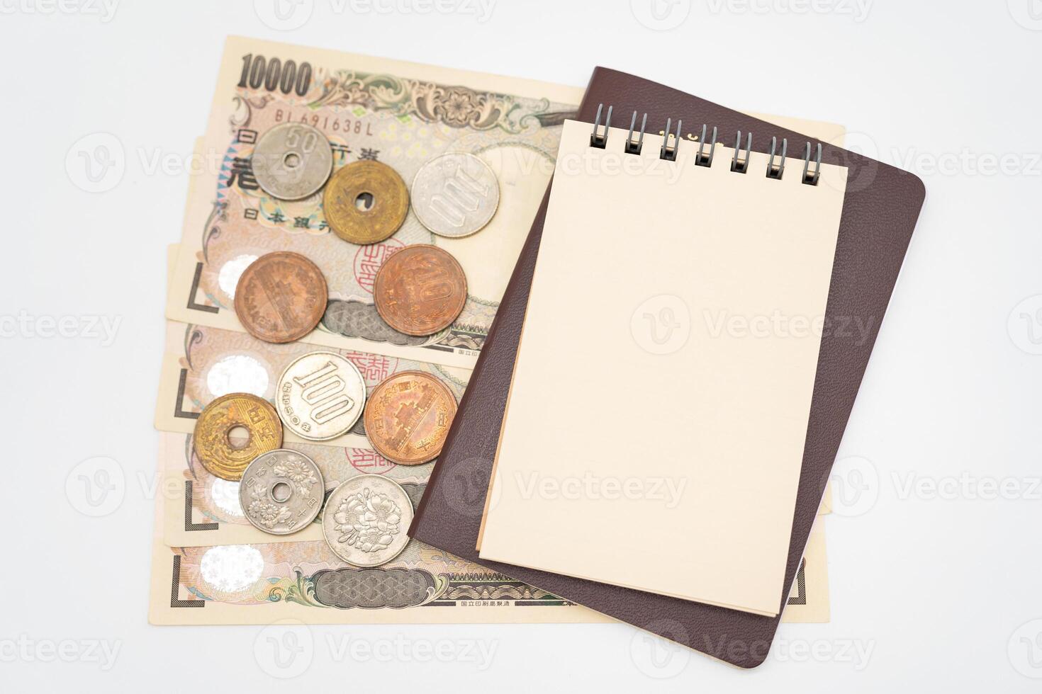 Vide papier bloc-notes et thaïlandais passeport avec Japonais argent. vacances, Planification budget. Voyage plan concept. photo