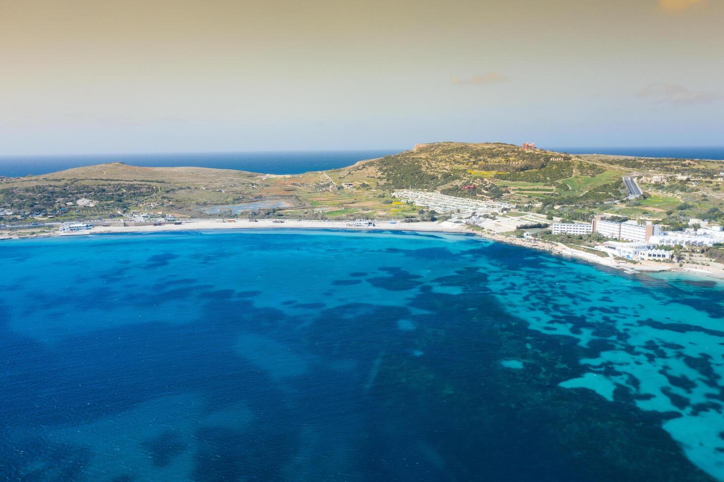 aérien vue de le célèbre mellieha baie dans Malte île photo