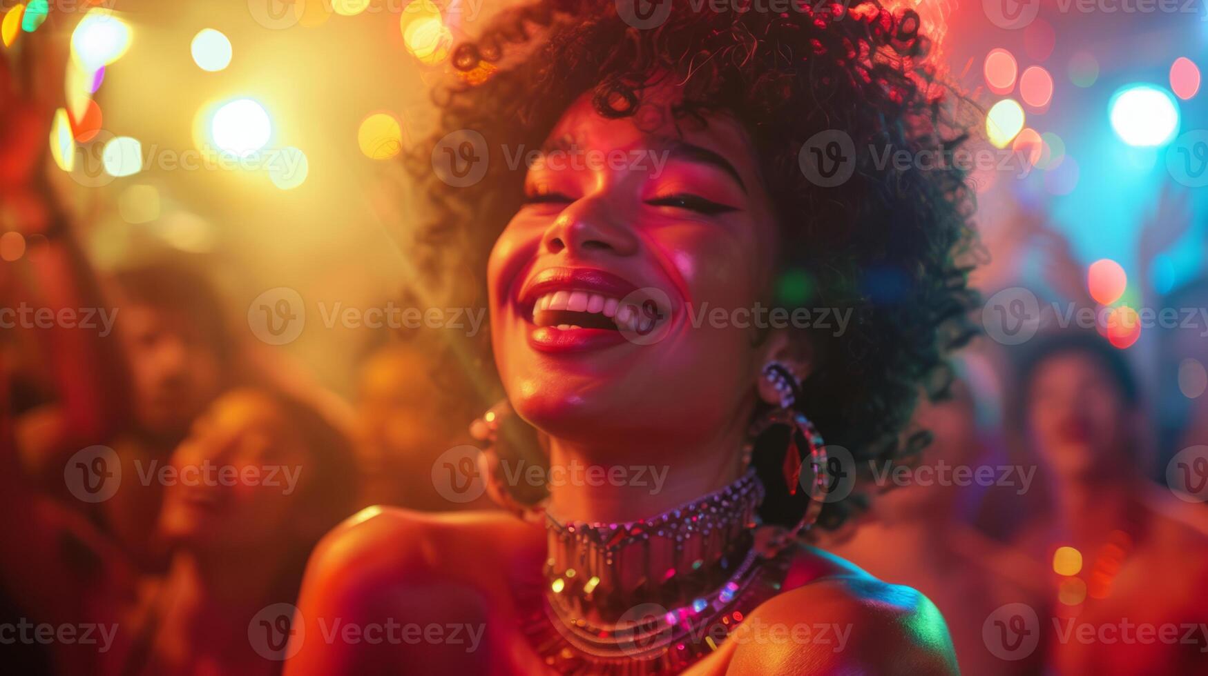 une Jeune femme portant maquillage et fantaisie tenues sourit Heureusement dans une club rempli avec coloré nuit lumières, fête fête, concert salle photo