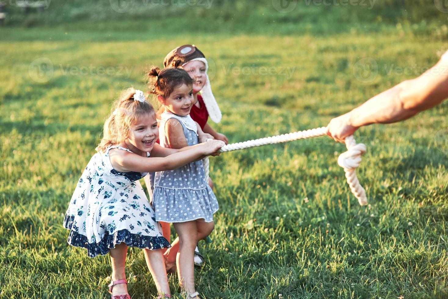 tirer un jeu de corde va si amusant. c'était ça ressemble à avoir de bons parents qui aiment la nature et l'action photo