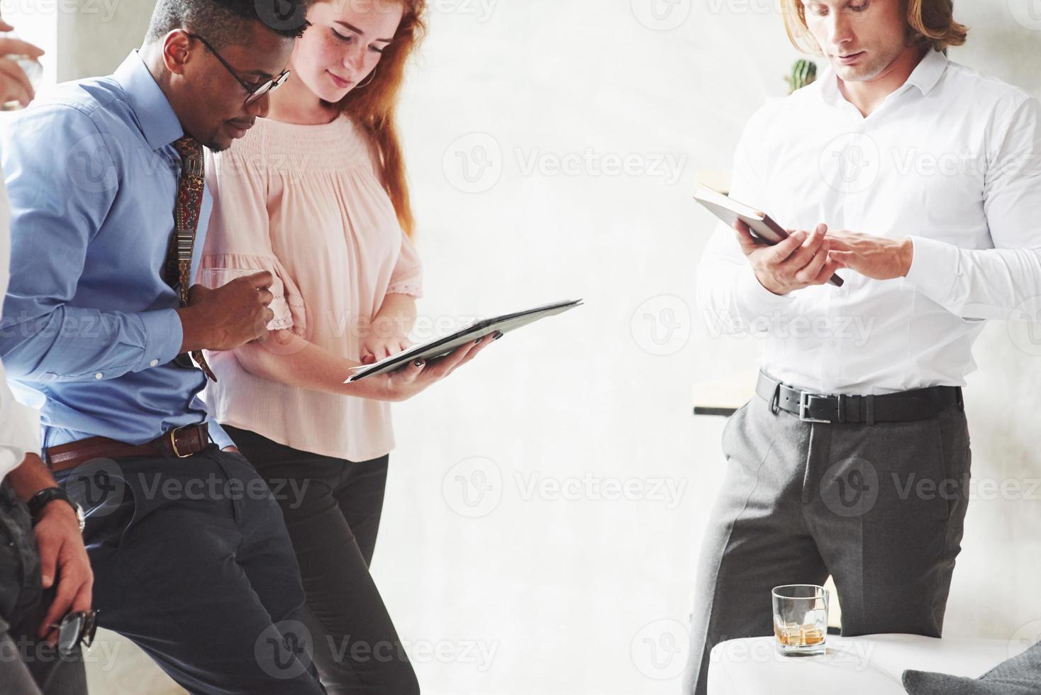 à la recherche de nouvelles idées. employés de bureau ayant une conversation pendant leur travail photo