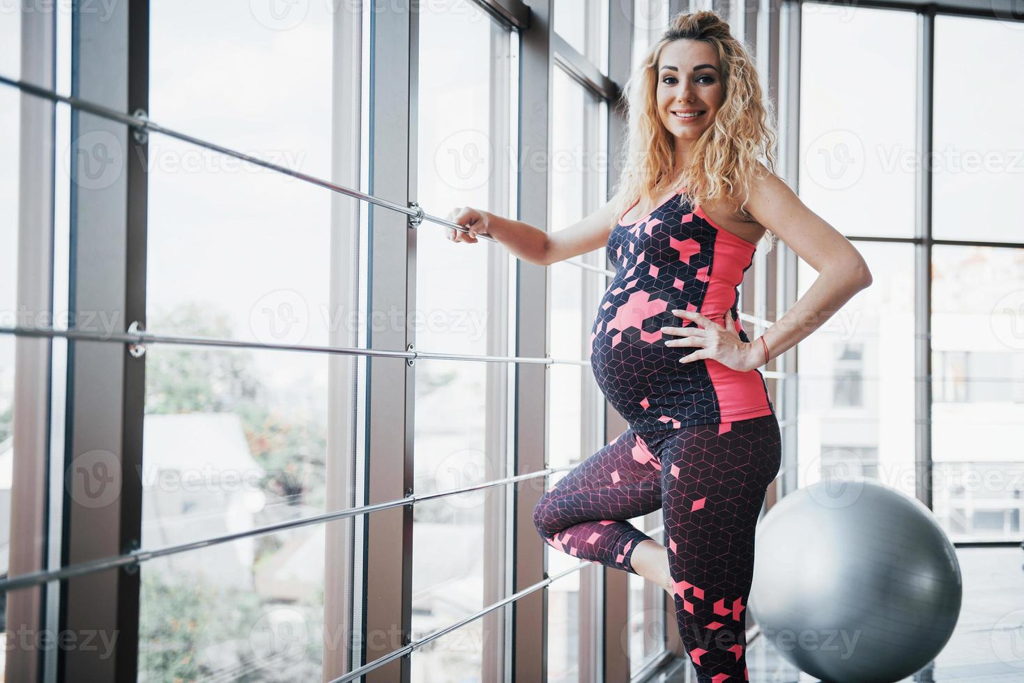 le concept d'une femme enceinte fait du sport et de la forme physique et mène un mode de vie sain dans la salle de sport photo