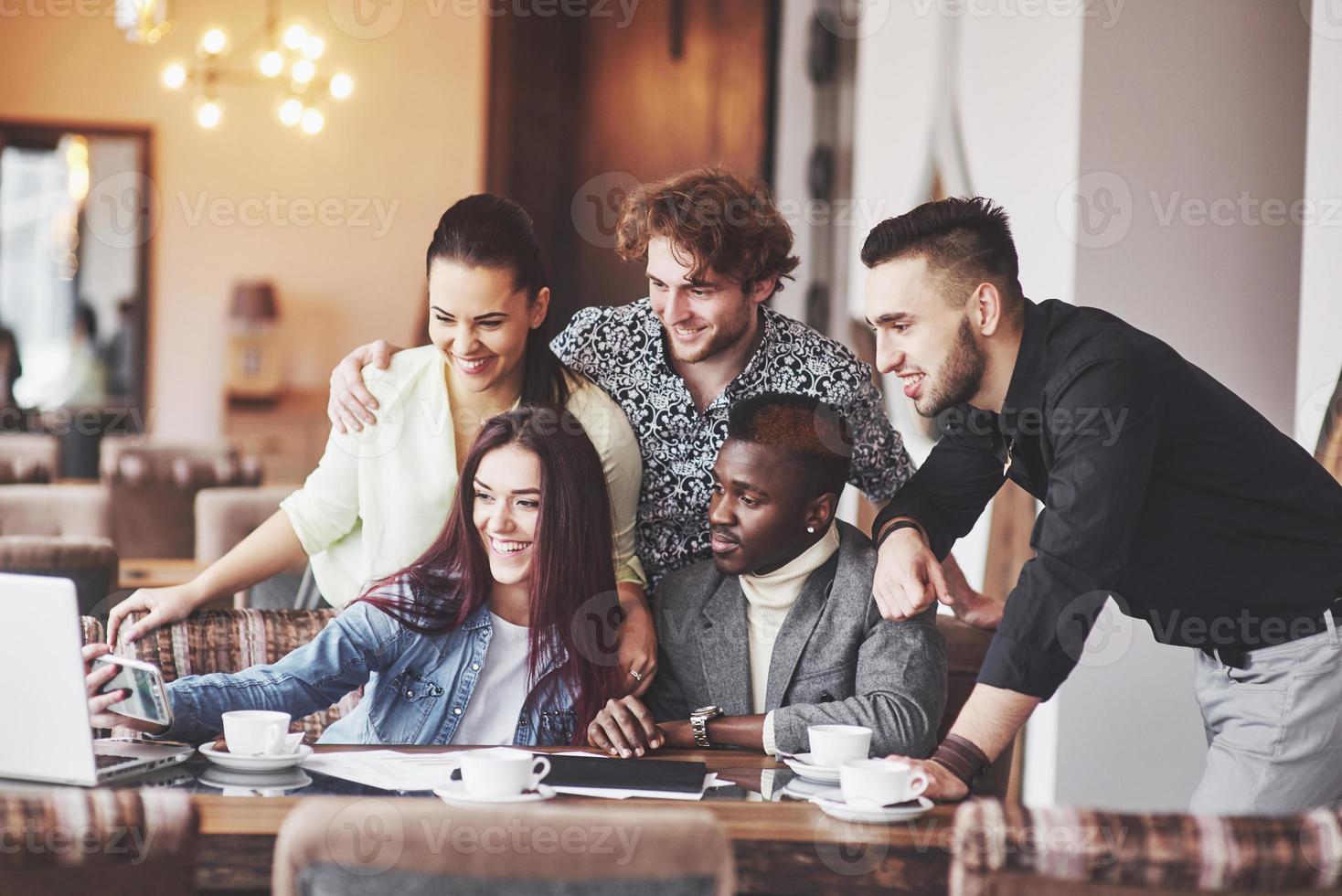 selfie de jeunes souriants s'amusant ensemble. meilleurs amis prenant selfie à l'extérieur avec rétroéclairage. concept d'amitié heureuse photo