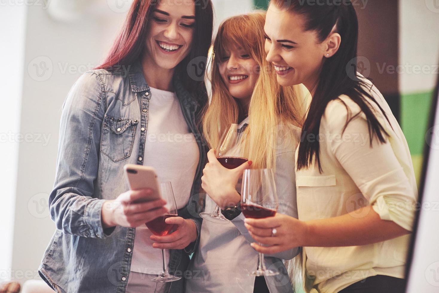 photo présentant un groupe d'amis heureux avec du vin rouge