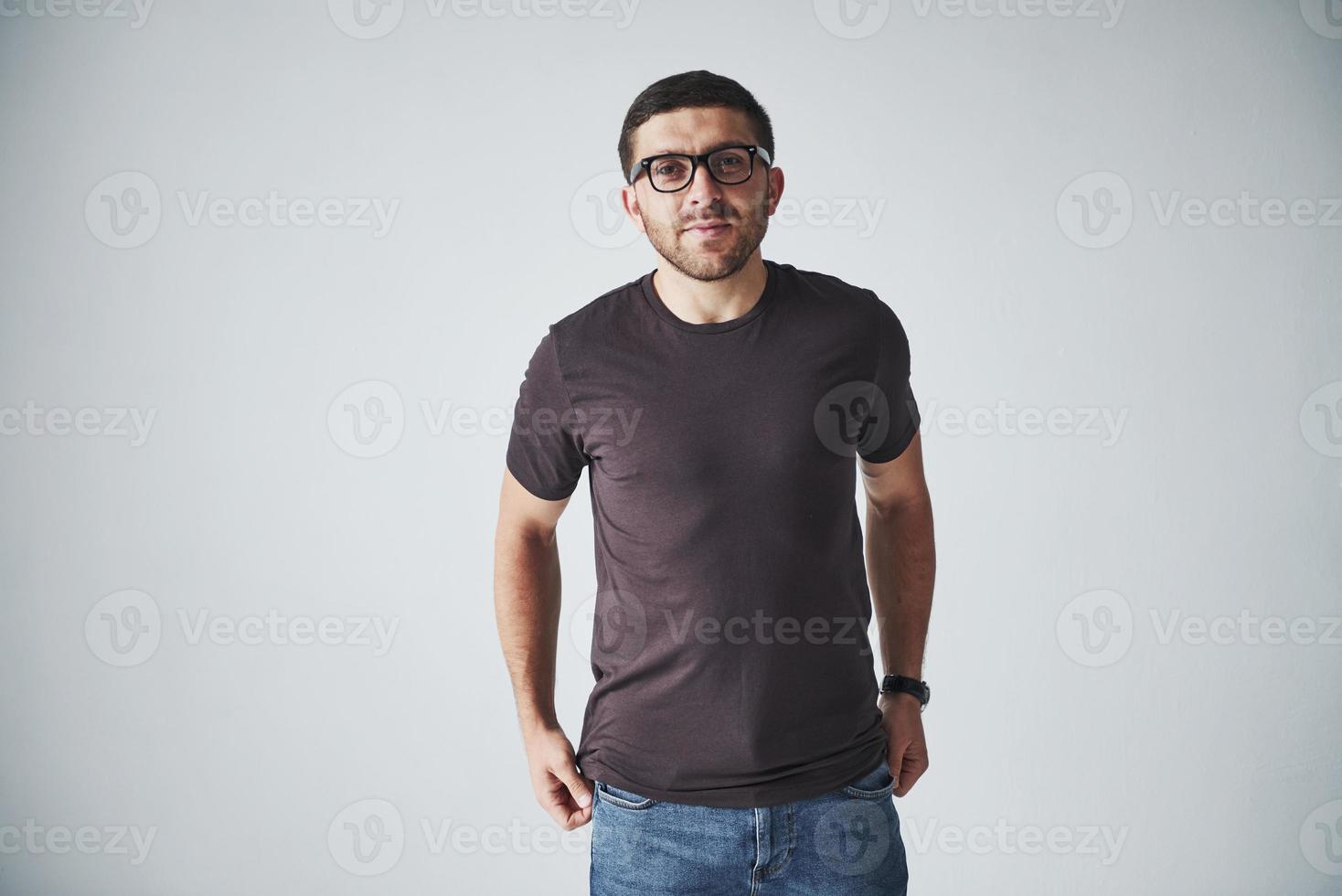 Jeune homme hipster portant des lunettes en riant joyeusement isolé sur fond blanc photo