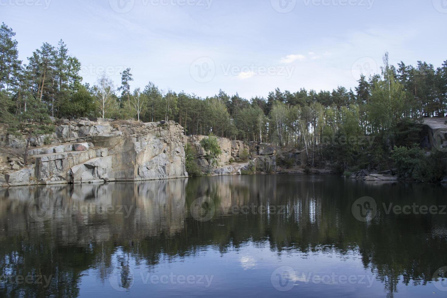 Lac dans le canyon. paisible lieu. photo