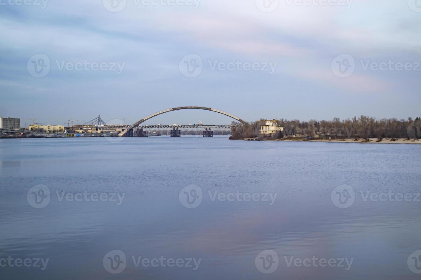 pont à le coucher du soleil. magnifique paysage. photo